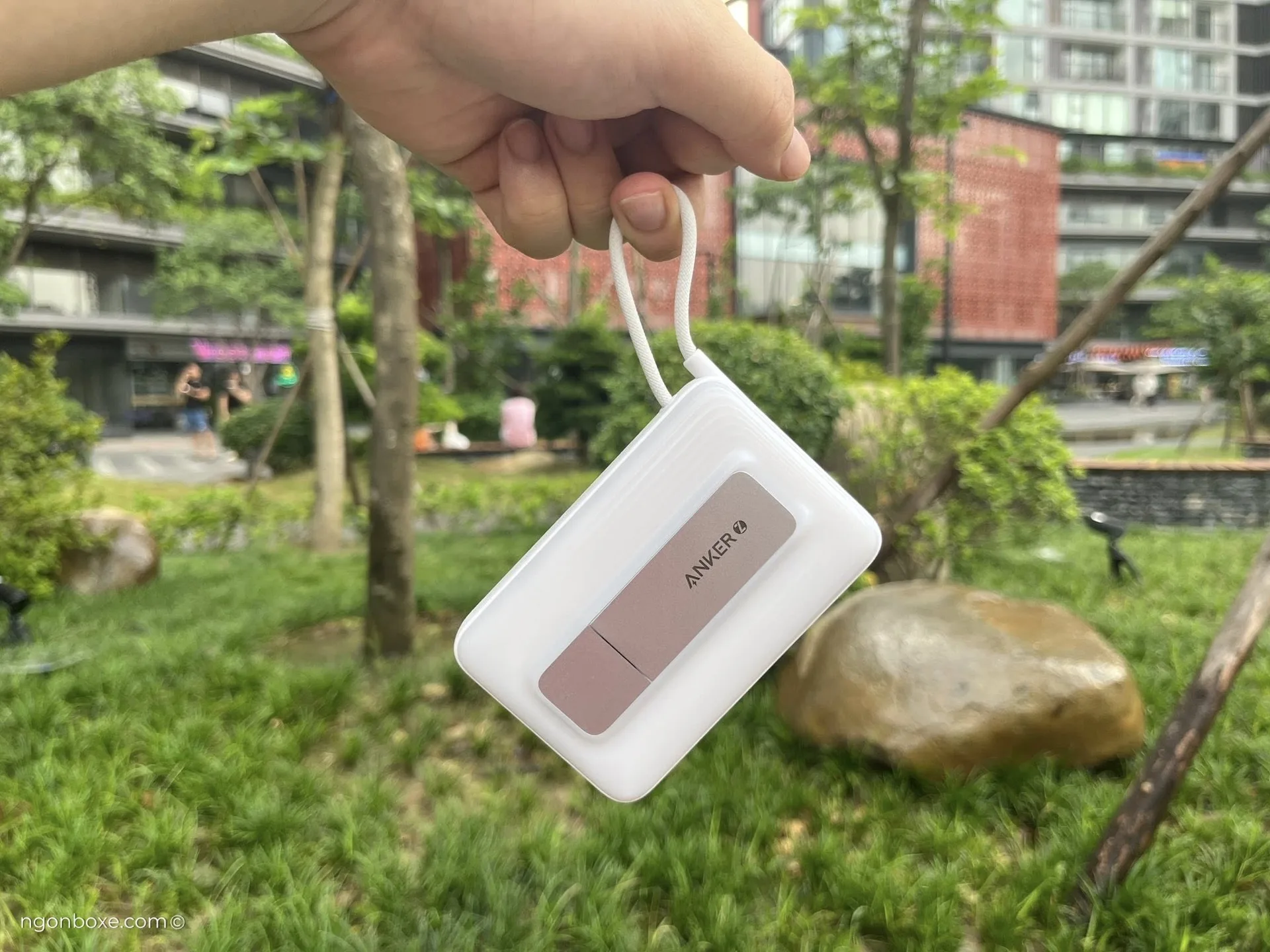 Trên tay Pin dự phòng Anker Zolo 10,000 mAh sạc không dây nam châm A1685